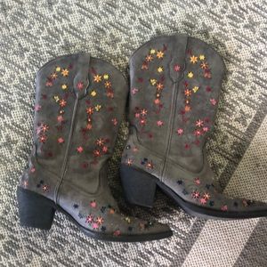 Women’s Roper Boot. Floral Stitch